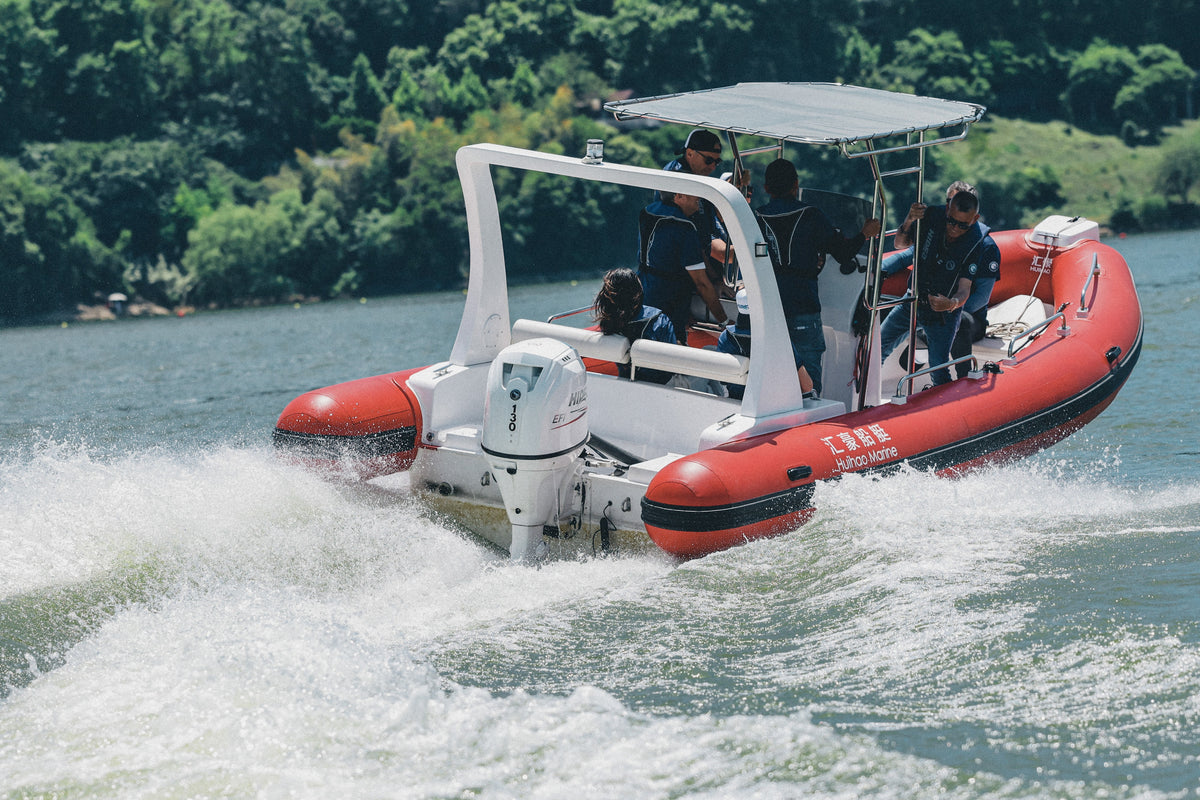 Hidea HDEF 130 EFI Außenbordmotor am RIB in Fahrt