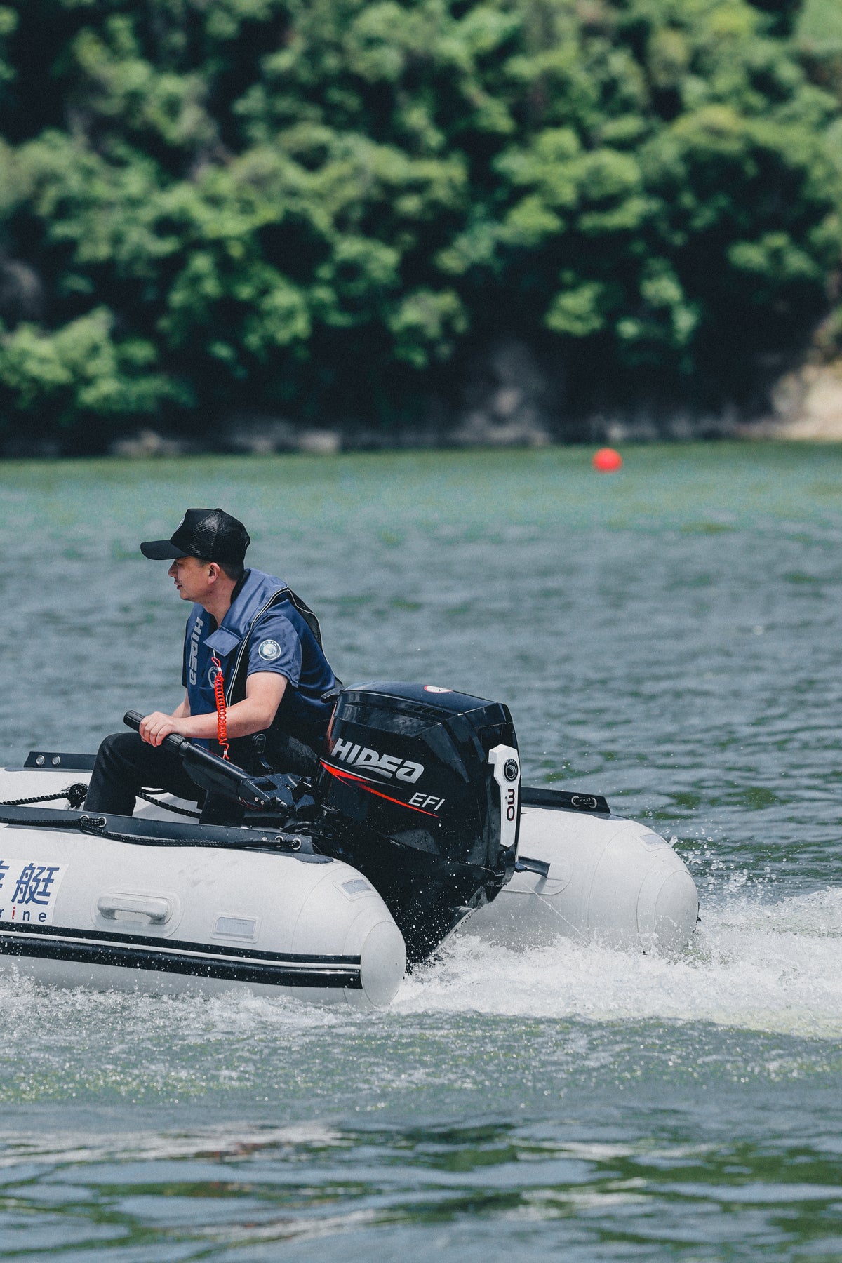 Hidea HDEF 30 EFI Außenbordmotor mit Pinnensteuerung am Schlauchboot