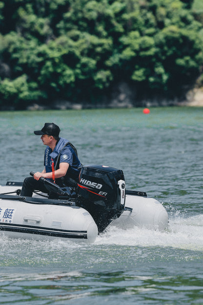 Hidea HDEF 30 EFI Außenbordmotor mit Pinnensteuerung am Schlauchboot