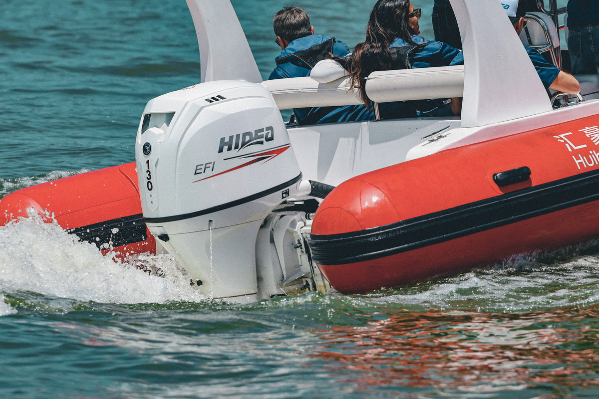 Hidea HDEF 130 EFI Außenbordmotor am Bootsspiegel montiert