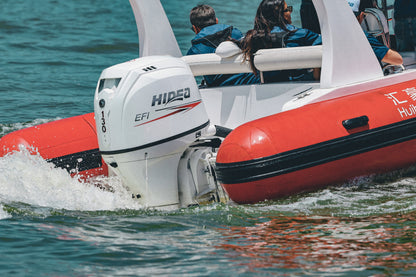 Hidea HDEF 130 EFI Außenbordmotor am Bootsspiegel montiert