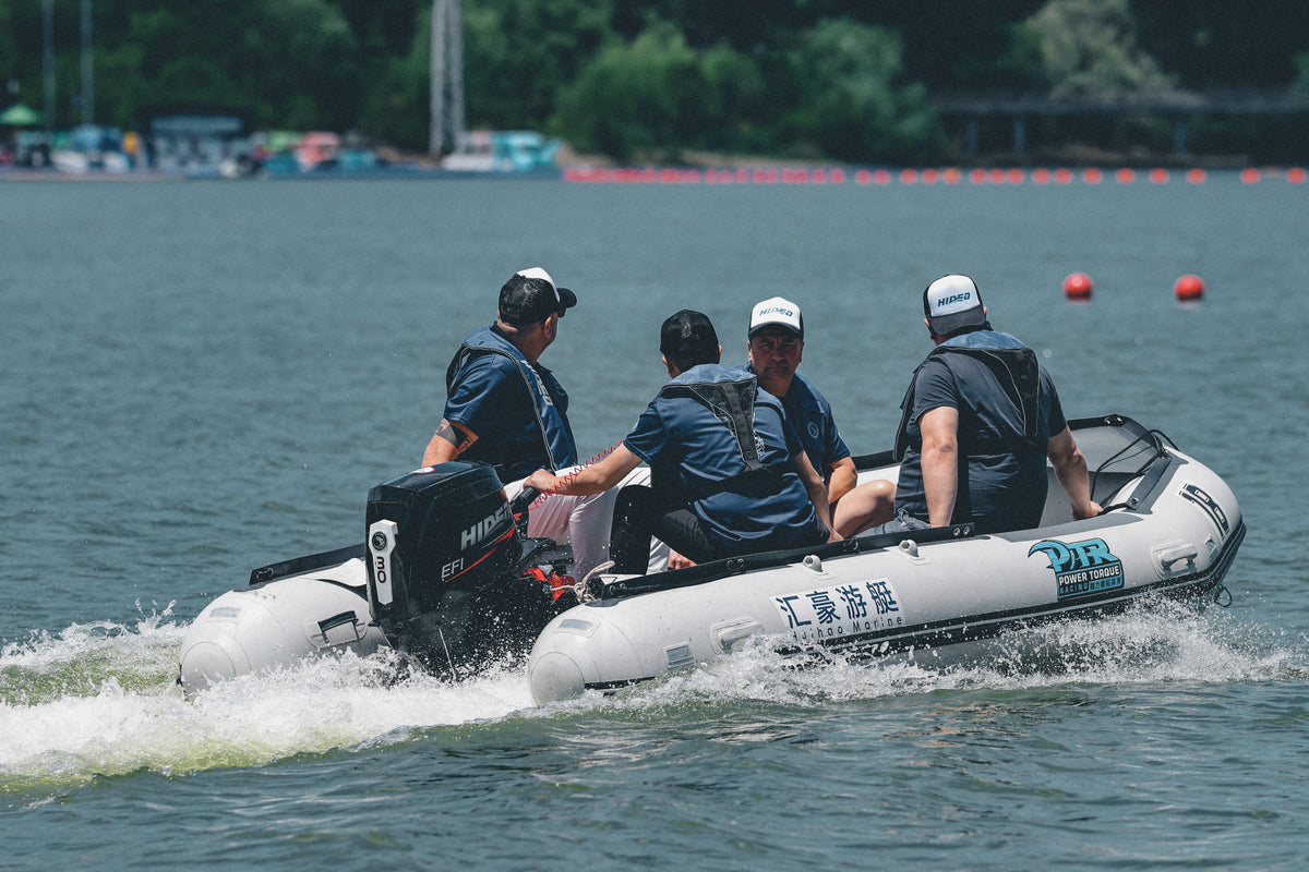 Hidea HDEF 30 EFI Außenbordmotor mit Pinne am Schlauchboot in Fahrt