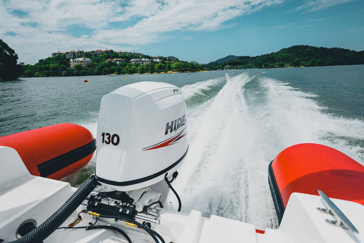 Hidea HDEF 130 Außenbordmotor am RIB, Blick vom Heck in Fahrt