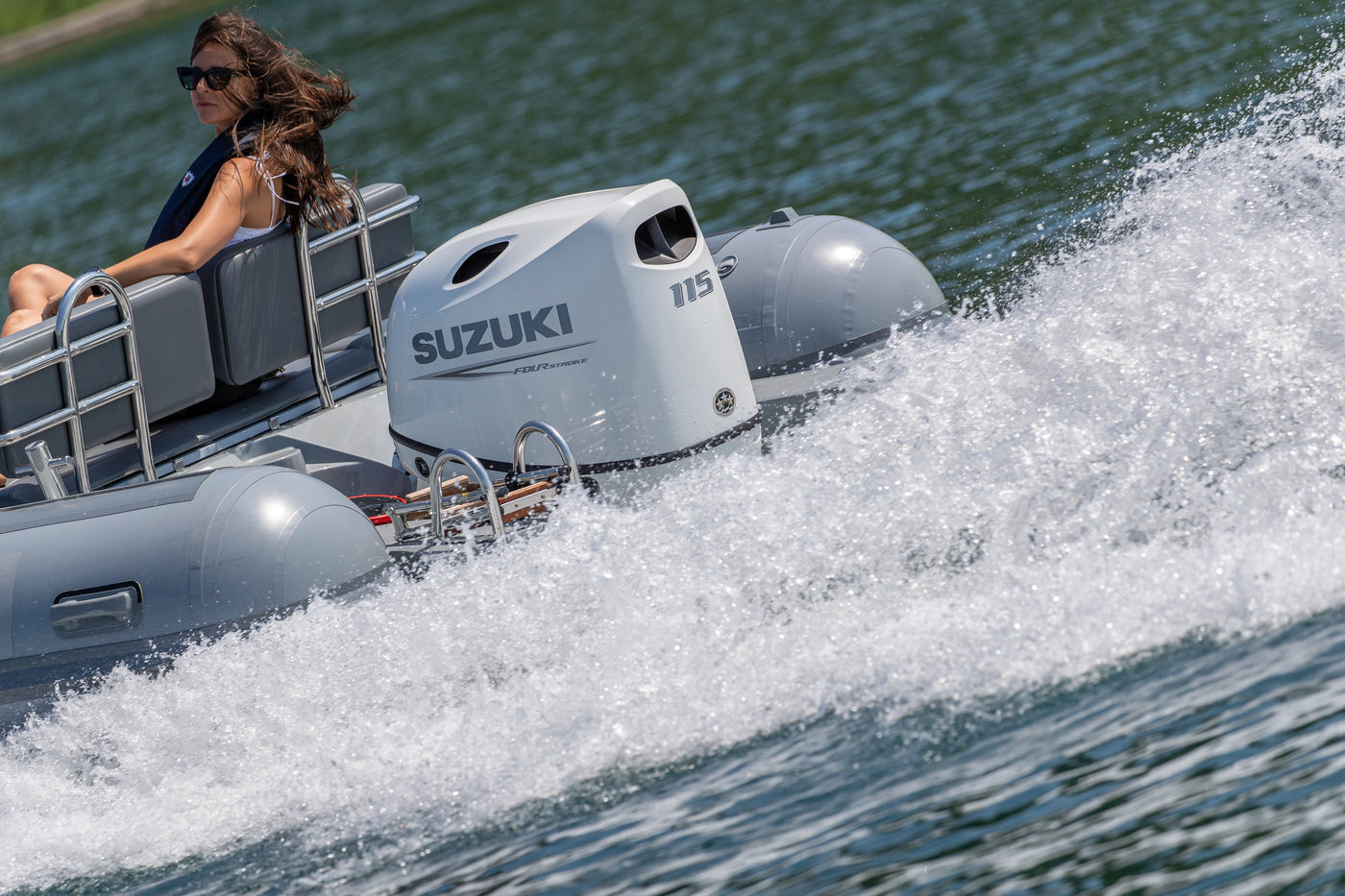 Suzuki DF115BT 115 PS Außenbordmotor im Einsatz auf dem Wasser