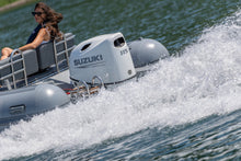 Suzuki DF115BT 115 PS Außenbordmotor im Einsatz auf dem Wasser