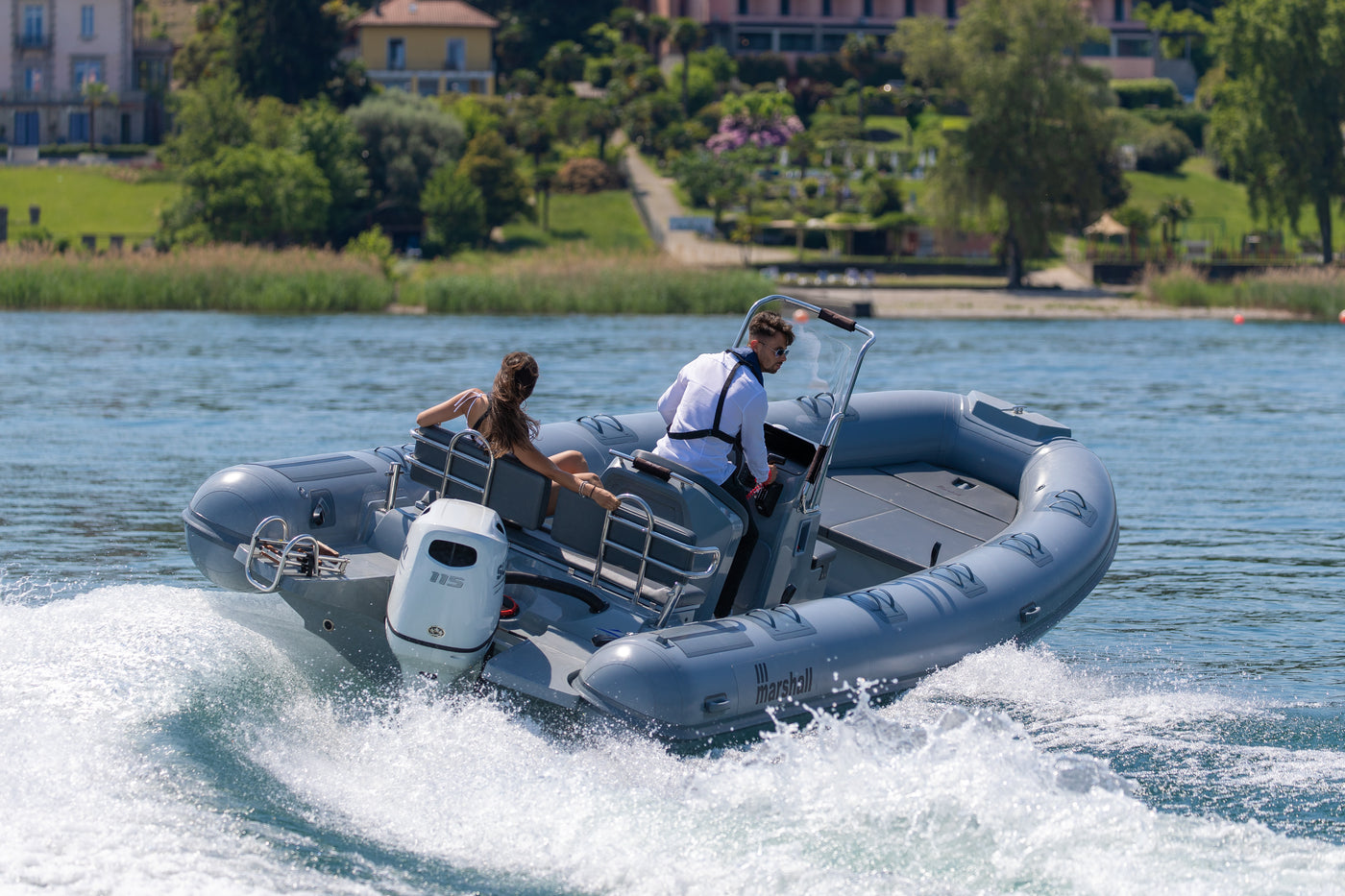Suzuki DF115BT 115 PS Außenbordmotor, Detailansicht am Boot
