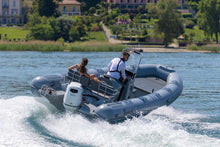 Suzuki DF115BT 115 PS Außenbordmotor, Detailansicht am Boot