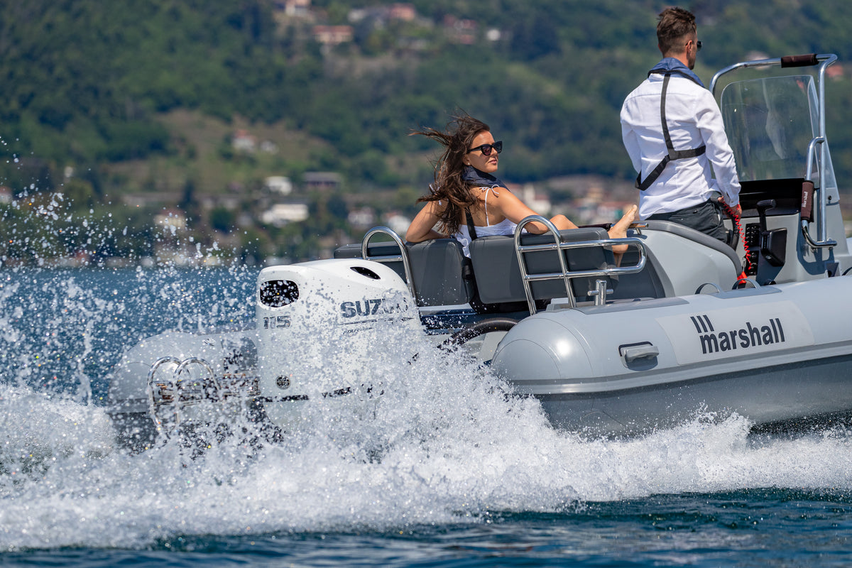 Suzuki DF115BTG 115 PS Außenbordmotor im Einsatz auf dem Wasser