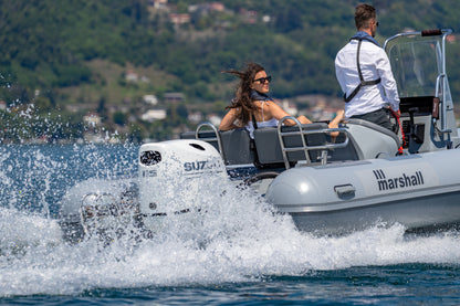 Suzuki DF115BTG 115 PS Außenbordmotor im Einsatz auf dem Wasser