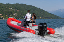 Suzuki DF140BT 140 PS Außenbordmotor am Boot in Fahrt