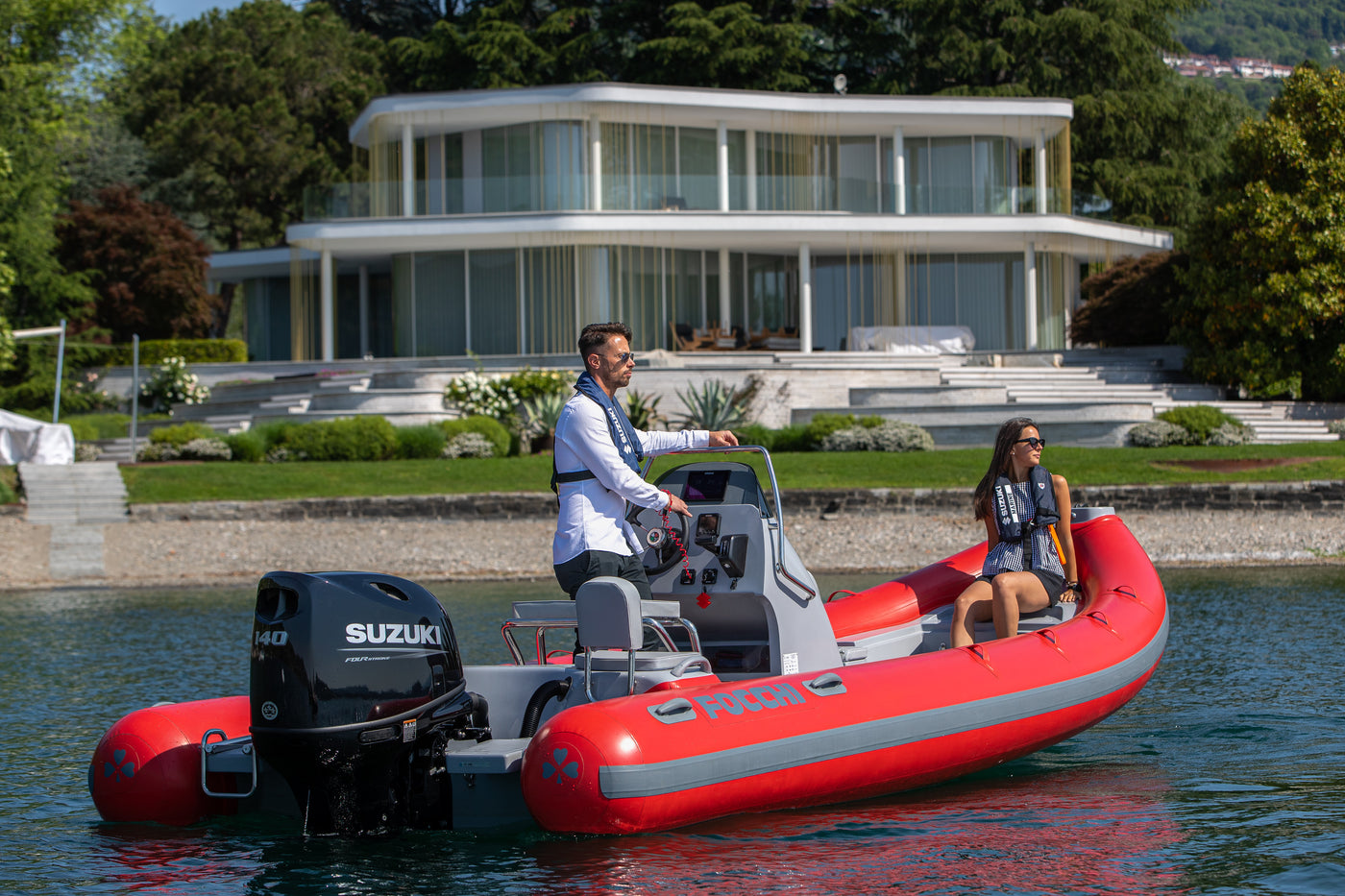 Suzuki DF140BT 140 PS Außenbordmotor im Einsatz auf dem Wasser