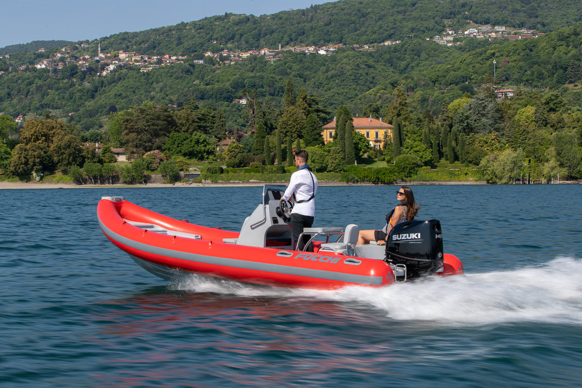 Suzuki DF140BTG 140 PS Außenbordmotor am Bootsspiegel montiert
