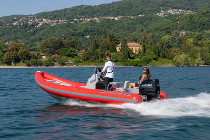 Suzuki DF140BTG 140 PS Außenbordmotor am Bootsspiegel montiert