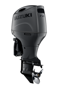 Suzuki DF150AT 150 PS Außenbordmotor Stealth Line, Diagonalansicht, schwarz matt