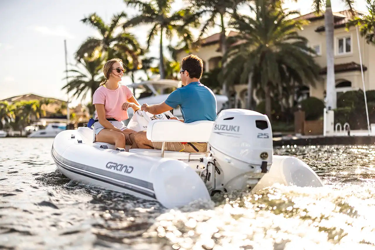 Suzuki DF25A 25 PS Außenbordmotor am Boot im Einsatz