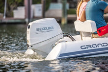 Suzuki DF25A 25 PS Außenbordmotor, Detailansicht am Boot