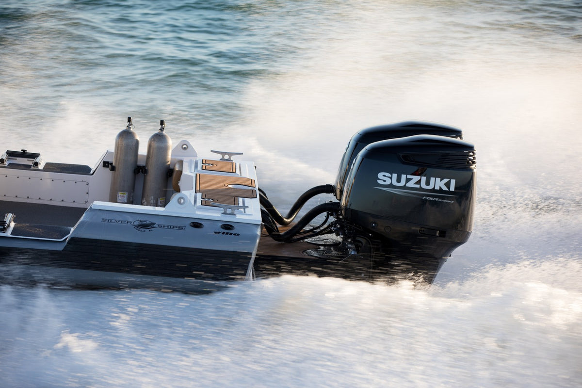 Suzuki DF300AP Doppelmotorisierung in Fahrt