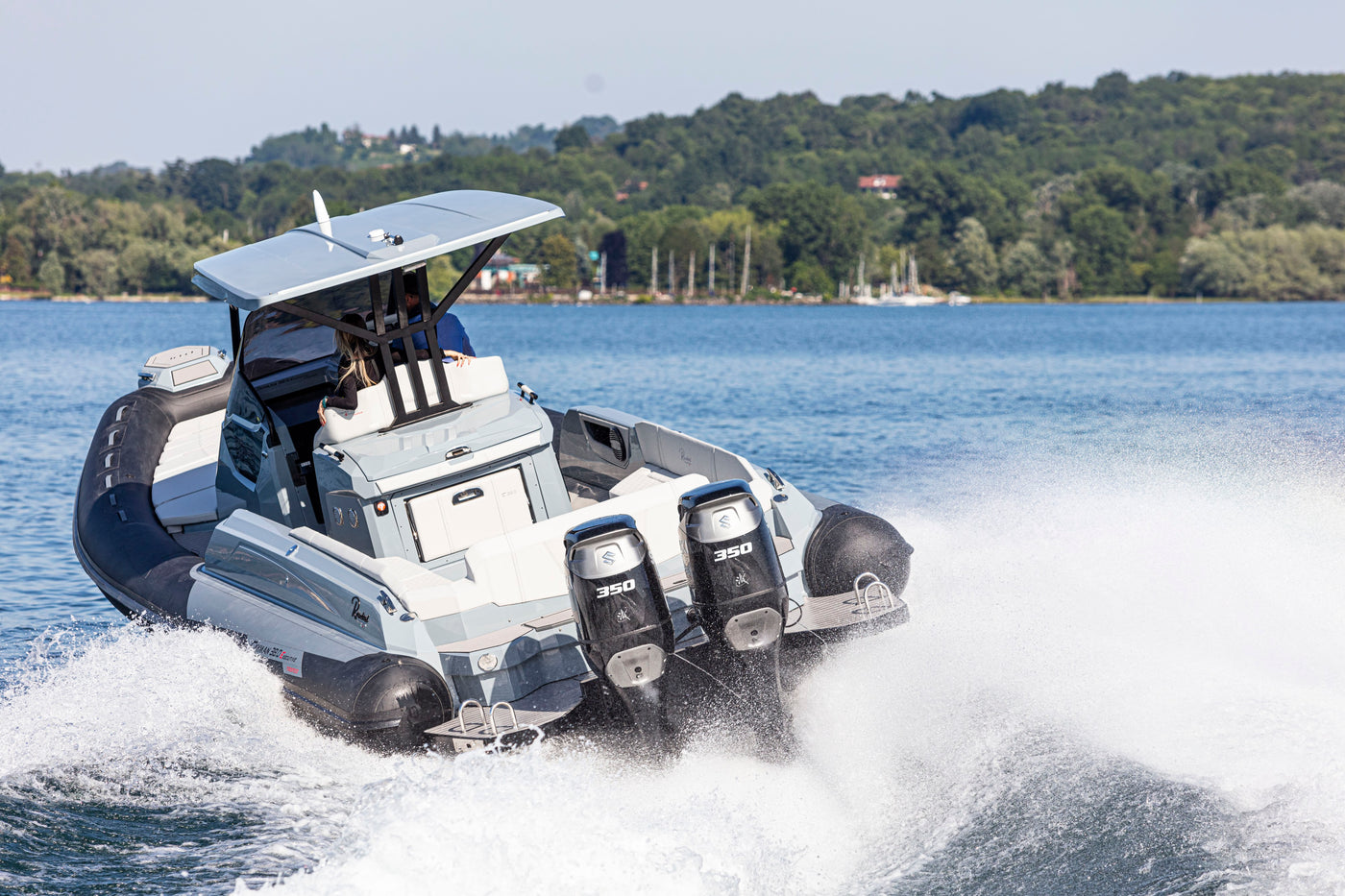 Suzuki DF350AMD 350 PS Außenbordmotor an einem Schlauchboot