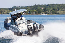 Suzuki DF350AMD 350 PS Außenbordmotor an einem Schlauchboot