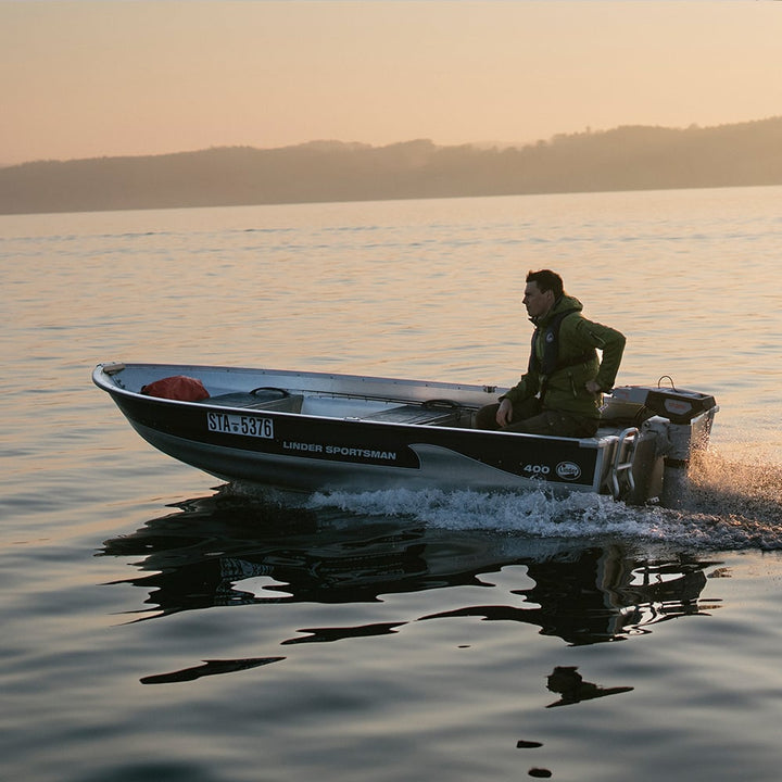 Torqeedo Cruise – Boot bei Sonnenuntergang (Hero Slide 2 Elektromotoren)